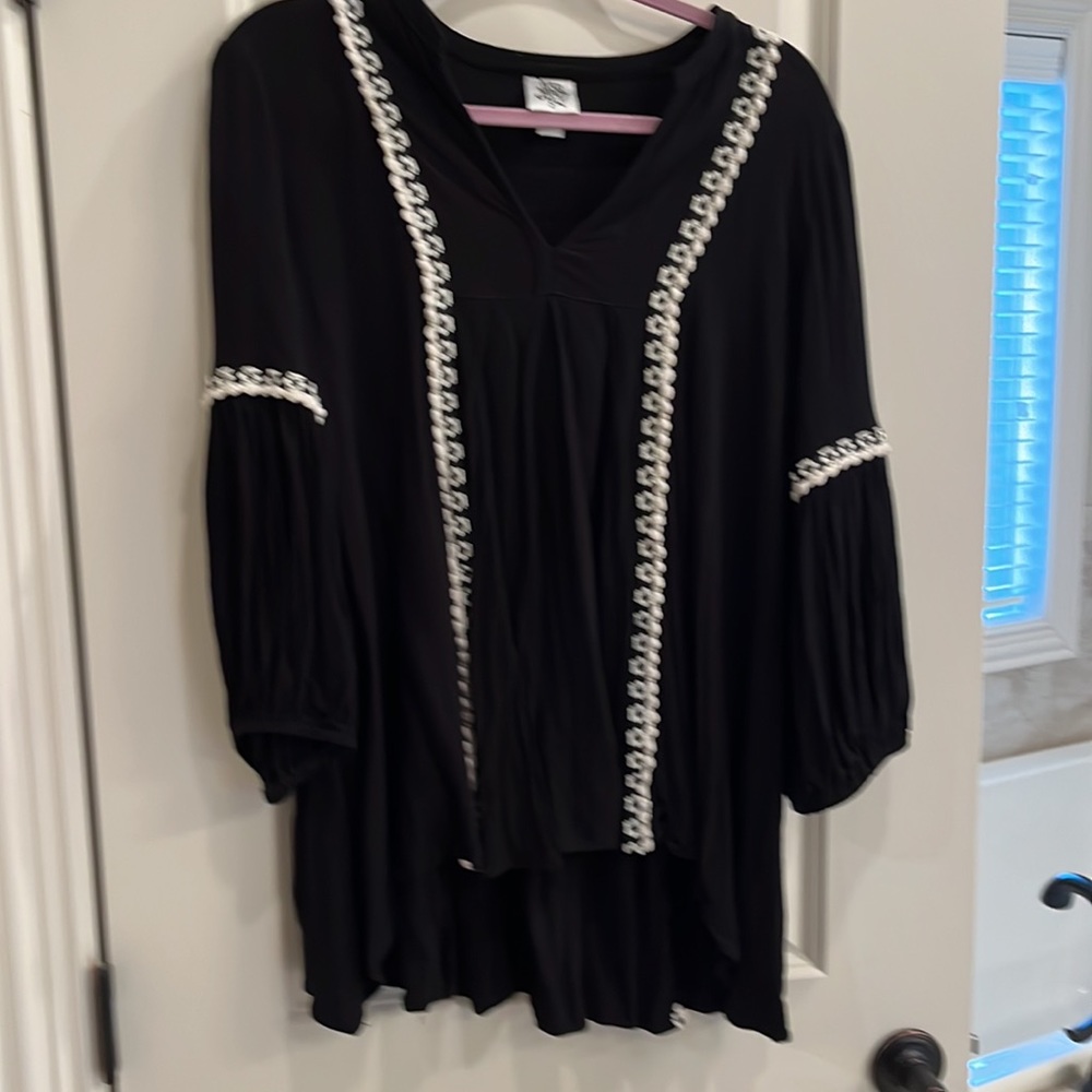 Ivy Jane black top, runs bigger than XS. - Picture 2 of 3